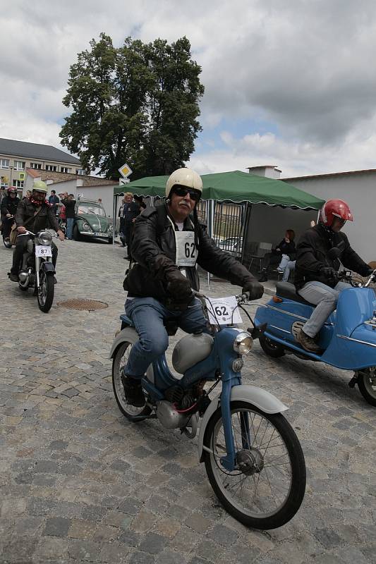 Pacov a okolí patřily v sobotu historickým motocyklům.