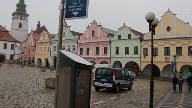 V rámci nového parkovacího systému na severovýchodní straně Masarykova náměstí a v přilehlých ulicích Růžové a Palackého, vyrostly v centru města tři parkovací automaty. 