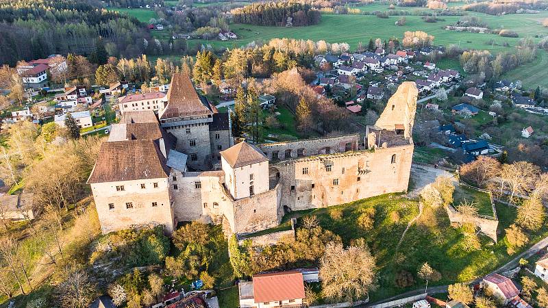 Letecké snímky hradu Lipnice v Lipnici nad Sázavou a jeho blízkého okolí.