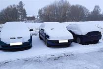 Sníh v Pacově odhalil autovraky. Majitelům hrozí pokuta.