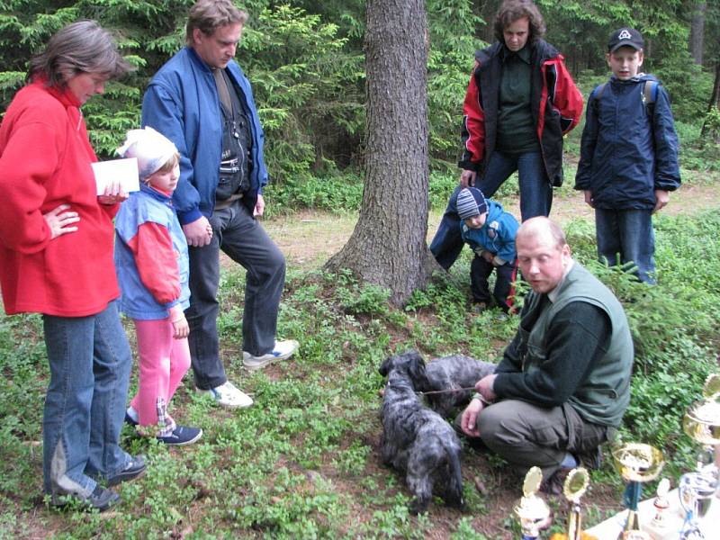 Příjemné s užitečným měl za úkol spojit zhořecký Dětský den. Podle rodičů, kteří se v sobotu po obědě se svými ratolestmi na naučnou procházku lesem vydali, se záměr tamních myslivců neminul účinkem.