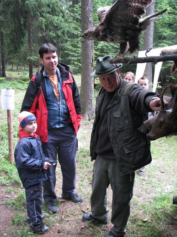 Malí soutěžící se ucházeli u každého z celkem čtyř stanovišť o razítko do průkazky. I samotní myslivci se podivovali, jak úspěšně.