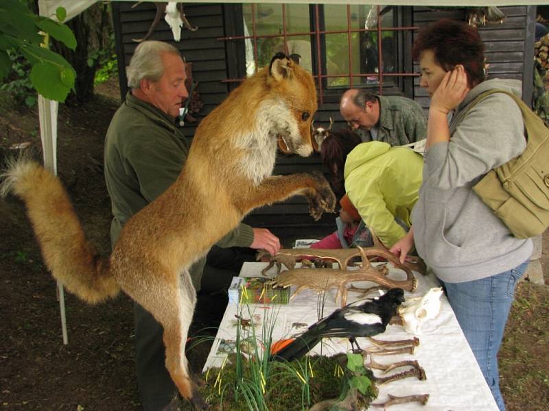 Příjemné s užitečným měl za úkol spojit zhořecký Dětský den. Podle rodičů, kteří se v sobotu po obědě se svými ratolestmi na naučnou procházku lesem vydali, se záměr tamních myslivců neminul účinkem.