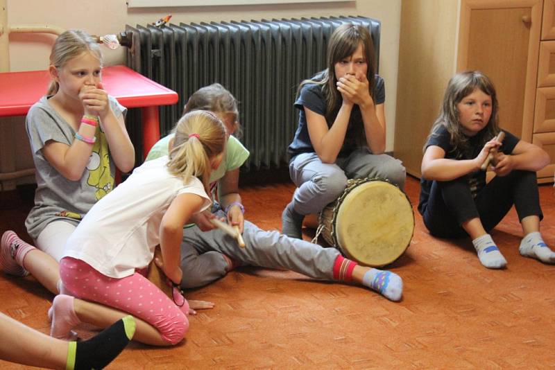  Hudebnice a muzikoterapeutka Kateřina Paclíková ve středu navštívila děti na příměstském táboře v Pelhřimově.