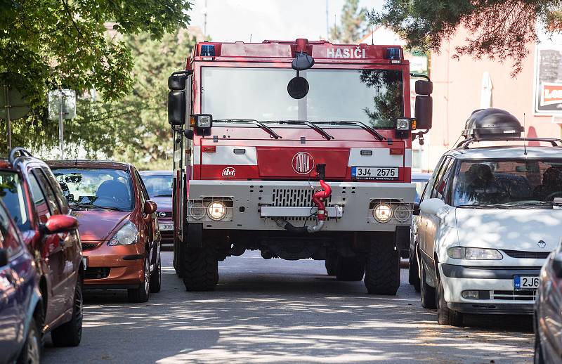 Špatně zaparkovaná auta brání v průjezdu hasičským vozům.