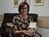 Alena Kukrechtová z Humpolce v březnu převzala medaili druhého stupně Ministerstva školství a mládeže za svou vynikající pedagogickou činnost. 