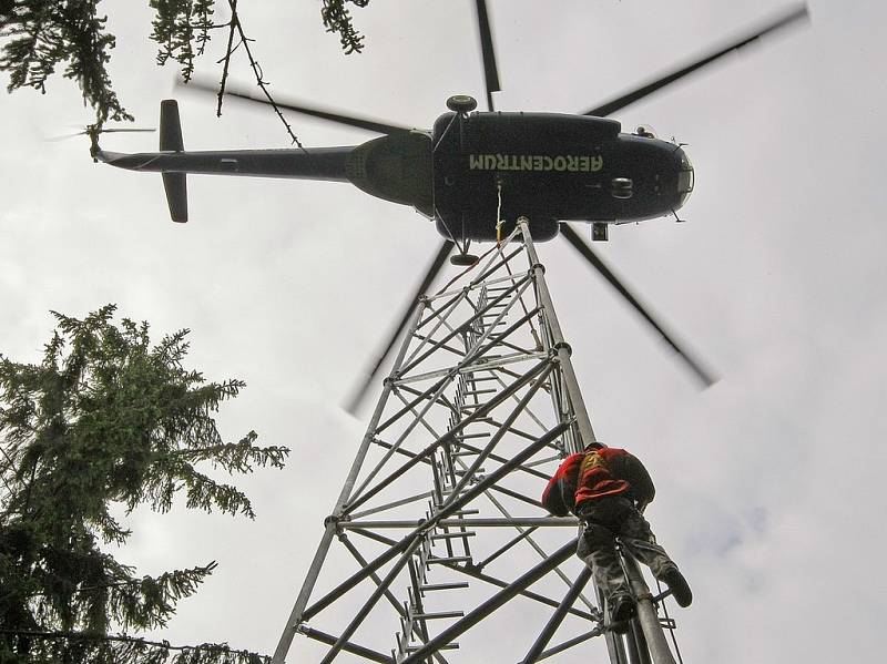 Stavba mobilního vysílače nad Zajíčkovem byla prováděna pomocí vrtulníku