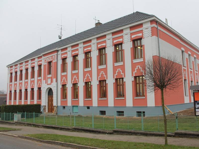 Tak vypadá po opravě škola v Horní Cerekvi. Zateplení má navíc výrazně ušetřit provozní náklady. 