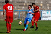 Premiérových bodů v sezoně se dočkali fotbalisté Humpolce (v modrobílém), když doma v sobotu v derby zdolali Havlíčkův Brod 2:0.