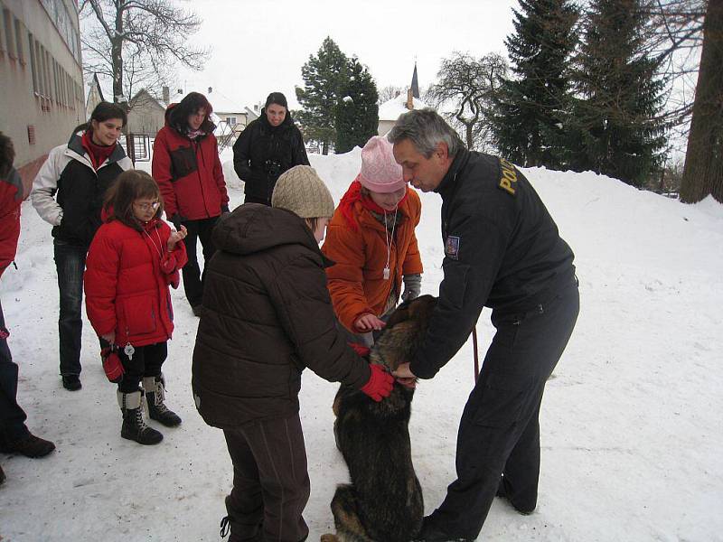 V rámci prodlouženého víkendu v Božejově navštívili nevidomé nebo částečně nevidomé děti pelhřimovští policisté. 