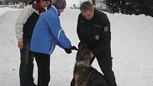 V rámci prodlouženého víkendu v Božejově navštívili nevidomé nebo částečně nevidomé děti pelhřimovští policisté. 