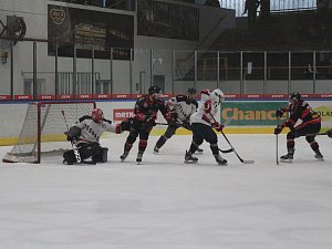 Pelhřimovští hokejisté (v tmavém) si vloni zahráli kvalifikaci o druhou ligu. V úterý úvodním utkáním čtvrtfinále play-off zahájí pokus o kvalifikační reparát.