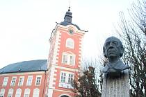 Kamenice nad Lipou se k Vítězslavu Novákovi trvale hlásí. Jeho bustu najdou návštěvníci města v sousedství zámku.