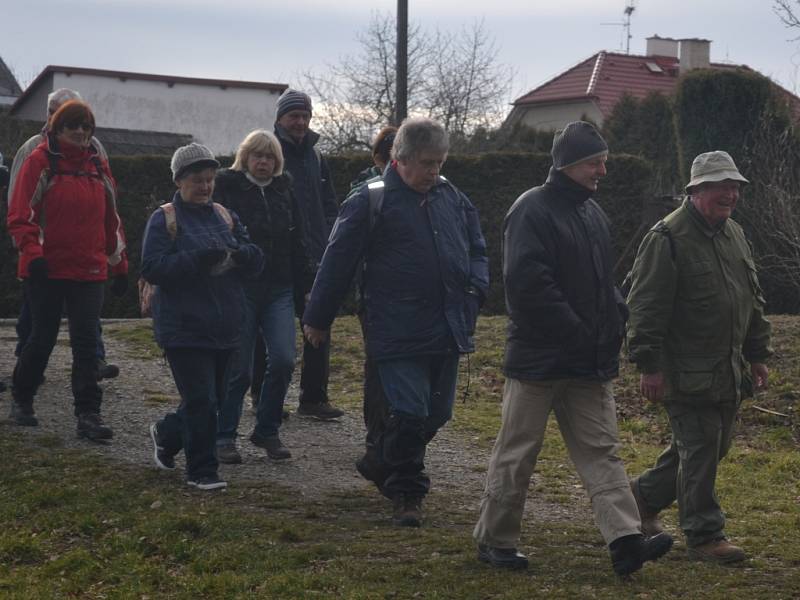 V sobotu se u pacovské radnice scházeli nadšenci, aby na vlastní kůži zažili, jak se z Pacova do Lukavce chodívalo slavnému básníkovi.