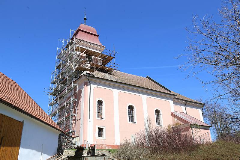 Tři zvony, které se vrátí do kostela svatého Jiří ve Věžné.