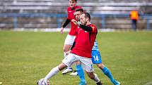 V nedělním krajském derby mezi divizními fotbalisty Humpolce (v modrém) a hostujícím Slavojem Polná (v červených dresech) se z výhry radoval domácí celek.