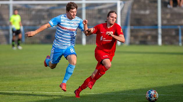 Fotbalové utkání mezi AFC Humpolec (v modrobílém) a TJ Tatran Bohunice.