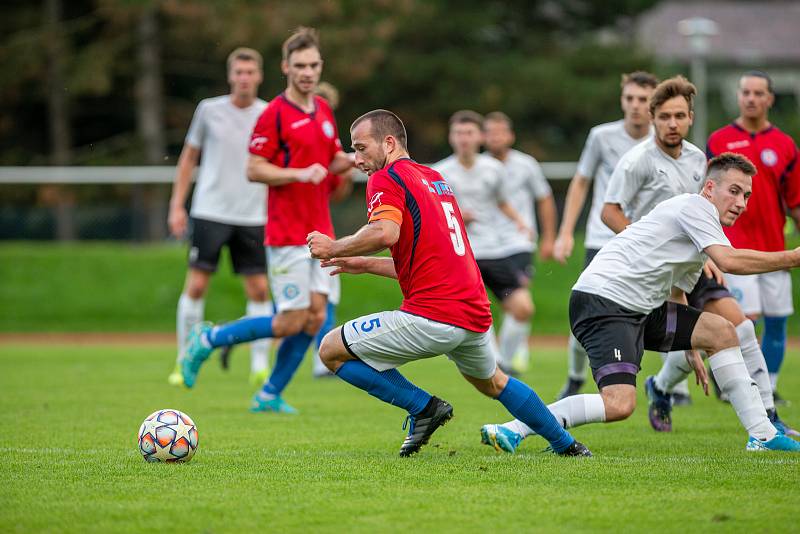 Fotbalisté Pelhřimova (v bílých dresech) už se propracovali na čelo tabulky krajského přeboru. V sobotním odpoledni ji budou hájit v domácím souboji s Žirovnicí.