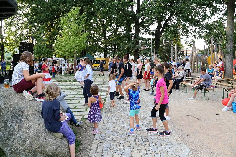 Do humpolecké Stromovky mířili malí i velcí za tancem.