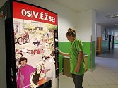 Prodejní automat s nápoji zmizel v loňském roce kvůli pamlskové vyhlášce také z chodby Základní školy Krásovy domky v Pelhřimově. 