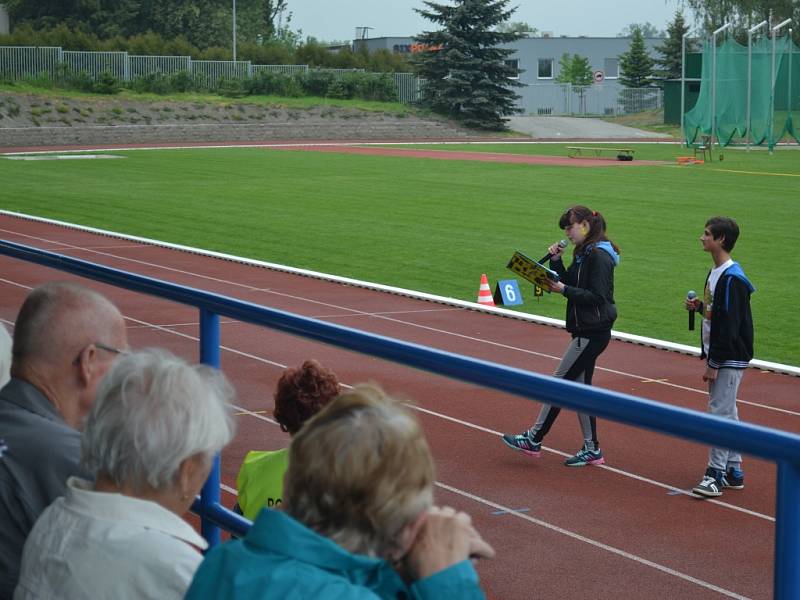 Středeční odpoledne patřilo v Humpolci druhému ročníku sportovních her seniorů. Ještě než začalo samotné klání, přítomní se pokochali pohledem na šikovné mažoretky a poslechli si vystoupení mladé pěvecké dvojice. 