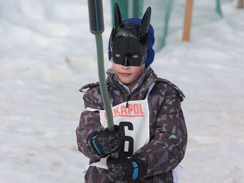 Na sjezdovce u Křešína se konal karneval.