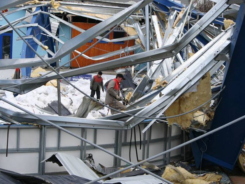 Na snímku je vidět, co zbylo po pádu střechy zimního stadionu v Humpolci. Ta se zřítila 10. února 2006. 