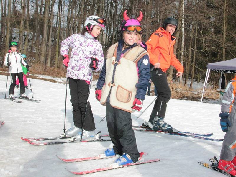 Na sjezdovce u Křešína se konal karneval.