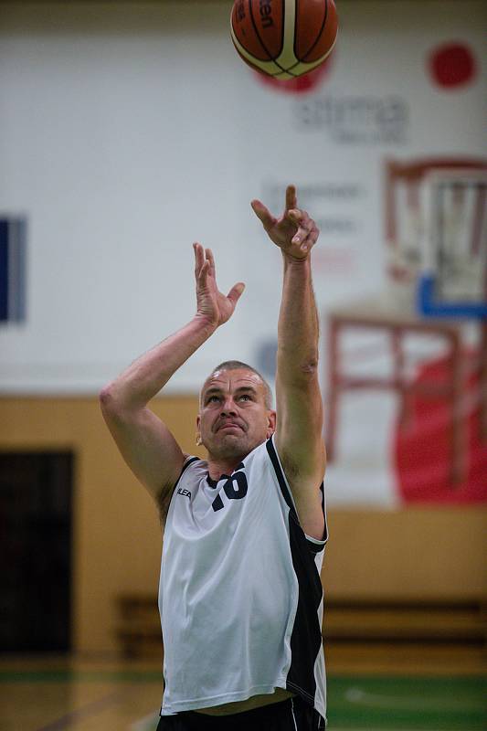 Basketbalový zápas oblastního přeboru mezi BK Sojky Pelhřimov (v bílém) a Sršni Písek. Od nové sezony budou Sojky hrát první ligu.