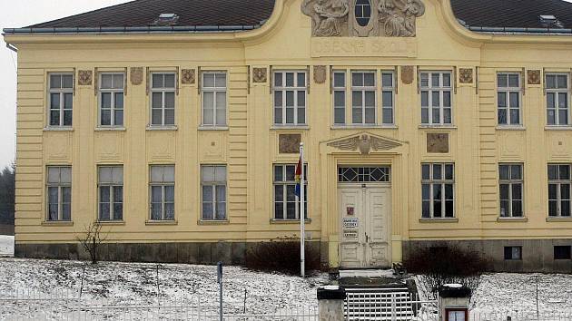Téměř sto let starou budovu školy považují Častrovští za dominantu obce. 