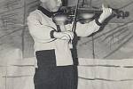 Jaroslav Svěcený hraje na housle už od malička. Důkazem je i fotografie z jeho vůbec prvního sólového vystoupení v mateřské školce. Od dob mateřinky už uplynulo hodně let, za která se z malého chlapce stal věhlasný virtuos, který procestoval celý svět.