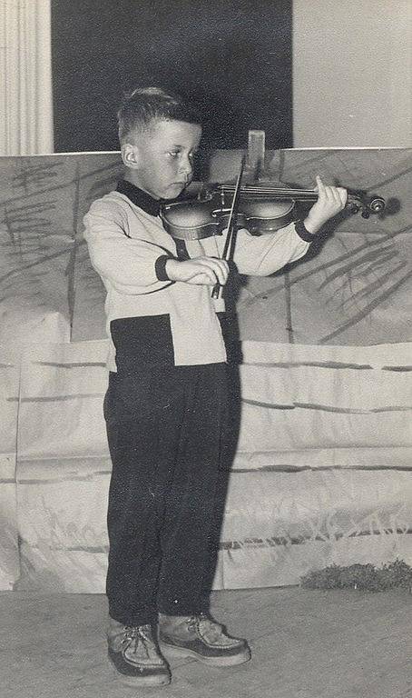 Jaroslav Svěcený hraje na housle už od malička. Důkazem je i fotografie z jeho vůbec prvního sólového vystoupení v mateřské školce. Od dob mateřinky už uplynulo hodně let, za která se z malého chlapce stal věhlasný virtuos, který procestoval celý svět.