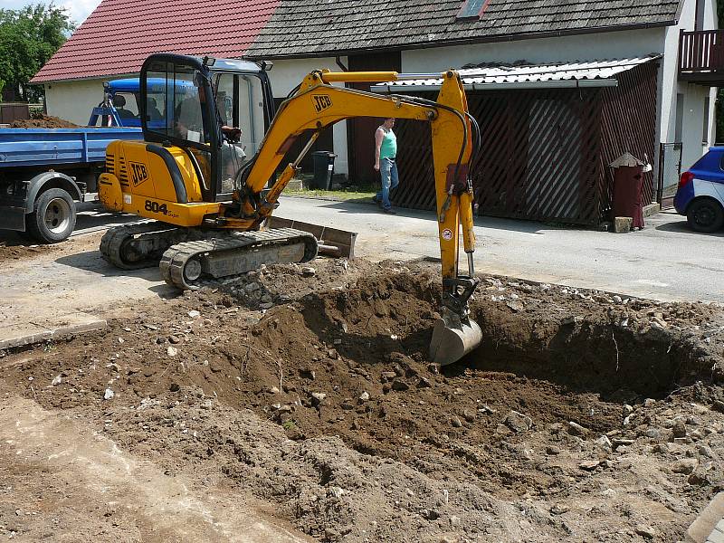 Památník a prostor kolem něj bude v Bohdalíně zářit novotou.