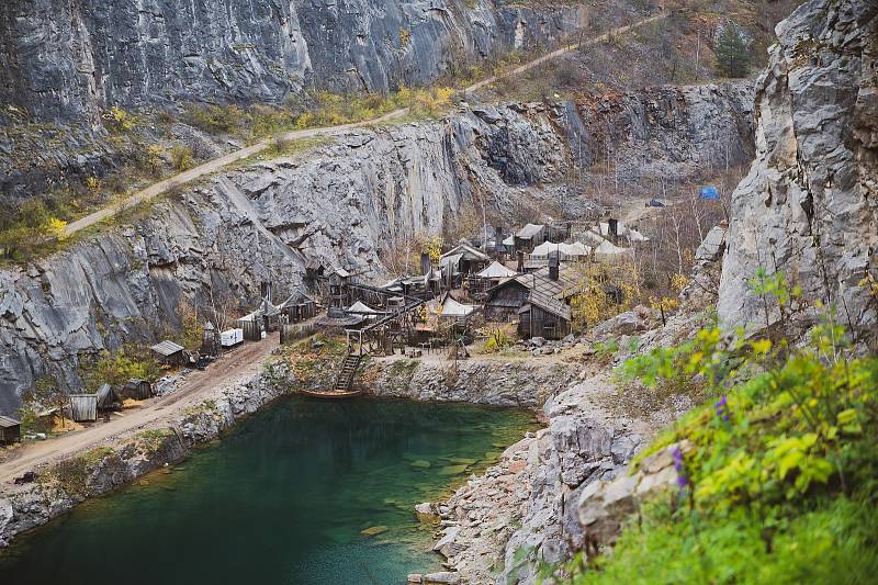 Zatopený lom láká filmaře i milovníky záhad