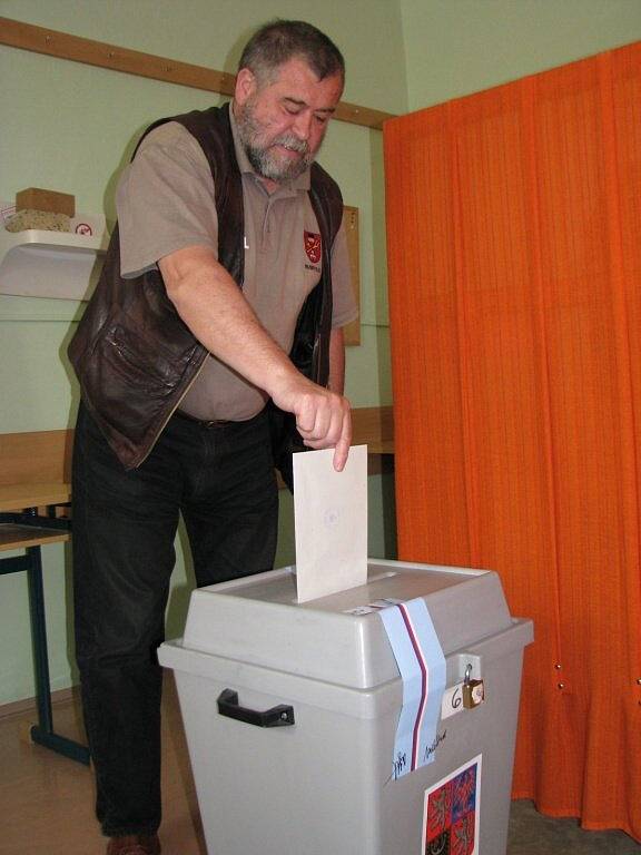 První voliči přišli k urnám v Humpolci