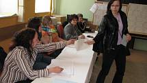 První voliči přišli k urnám v Humpolci
