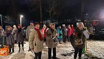 Zpívání koled u vánočního stromu v želivském parku.