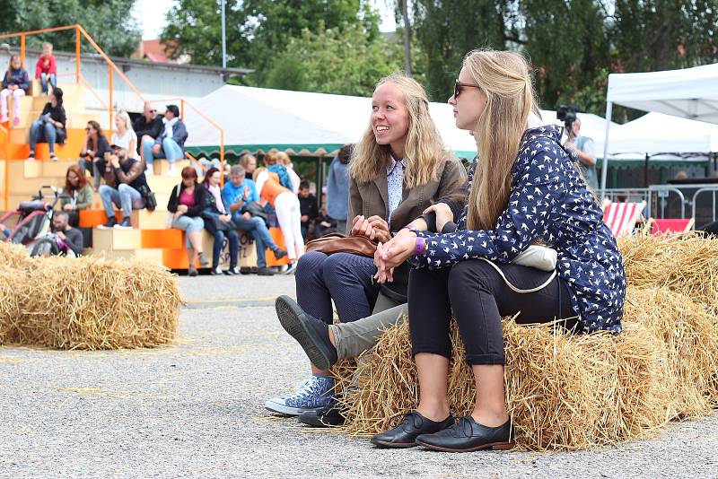 V areálu autobusového nádraží v Počátkách se během uplynulé soboty uskutečnil druhý ročník netradičního Open Air festivalu Design piknik.