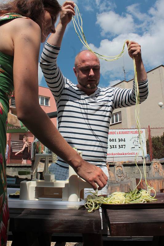 Jakub Skočdopole vytvořil rekordně dlouhou špagetu z cukety v Pelhřimově.