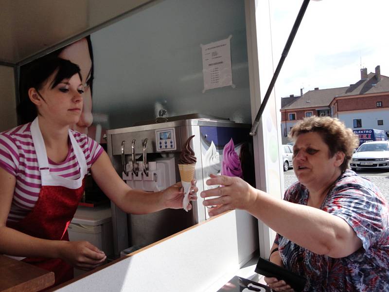 Pelhřimovští si oblíbili točenou zmrzlinu ze stánku pod náměstím. Stánek je letos na tomto místě poprvé. 