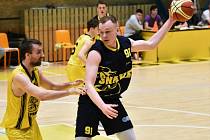 Basketbalisté Snakes Ostrava (na archivním snímku v černém) rozdrtili doma pelhřimovské Sojky a zajistili si prvoligovou účast pro příští sezonu.