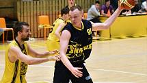 Basketbalisté Snakes Ostrava (na archivním snímku v černém) rozdrtili doma pelhřimovské Sojky a zajistili si prvoligovou účast pro příští sezonu.