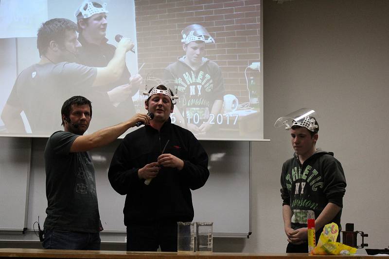 Zájemci si na pelhřimovském gymnázium vyzkoušeli spoustu zajímavých pokusů. Foto: Deník/Monika Pelíšková