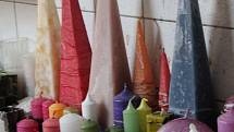 V ateliéru v Jiřicích si mohli zájemci u výtvanice Růženy Kručanicové  zkusit výrobu a barvení svíček a prohlédnout si techniku tvoření Papírové krajky.