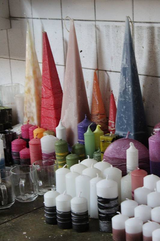 V ateliéru v Jiřicích si mohli zájemci u výtvanice Růženy Kručanicové  zkusit výrobu a barvení svíček a prohlédnout si techniku tvoření Papírové krajky.
