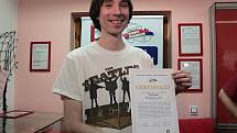 Za  beatlesovskou písničku převzal David Novotný certifikát.