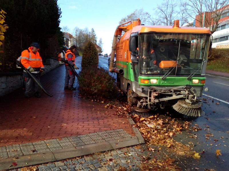 Pracovníci pelhřimovských technických služeb uklízeli v pondělí také ulice, které nesly stopy nedělní vichřice.