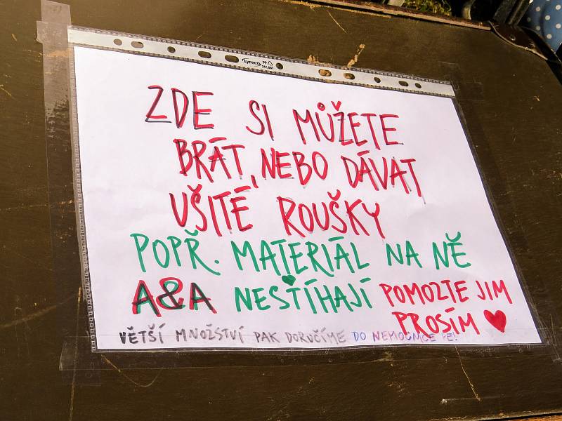 Slamáci vytvořili před uměleckým kovářství v Olešné odběrné místo, kde si zájemci mohou brát nebo odevzdávat ušité roušky.