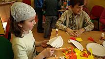 Žáci základní školy Komenského v Pelhřimově se ve středu připravovali na svátky jara v pelhřimovské knihovně. 