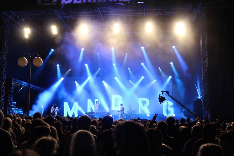 Během festivalu panovala skvělá nálada. Lidé tančili, skákali a zlatavý mok tekl proudem.